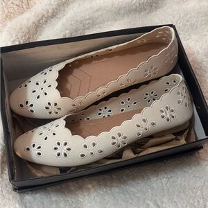 NWT Cream Eyelet Scalloped Floral Cutout Ballet Flats sz 8